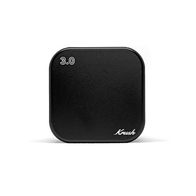 Recipiente preto quadrado com cantos arredondados e inscrições 3.0 e Krush