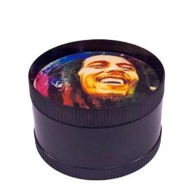 Moedor preto com imagem colorida de homem sorridente com dreadlocks na tampa