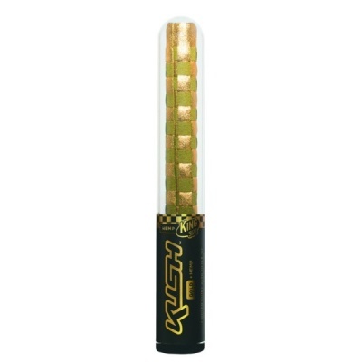 Cone para fumar com padrão xadrez dourado e verde em tubo transparente e rótulo preto.