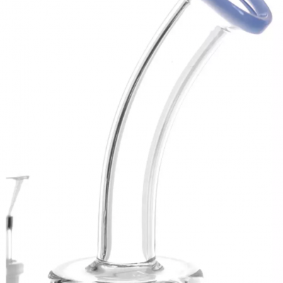 Bocal curvado em vidro transparente com anel azul num recipiente cilíndrico