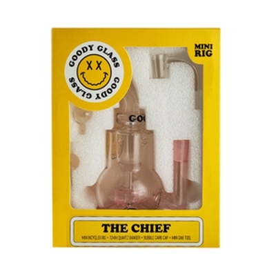 Mini rig de vidro rosa claro na embalagem amarela com texto THE CHIEF.