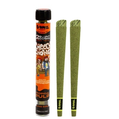 Pacote de dois cones verdes em tubo plástico com etiqueta laranja e preto