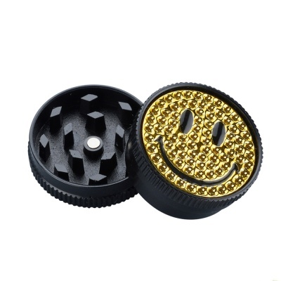 Triturador preto de plástico com tampa dourada em formato de smiley