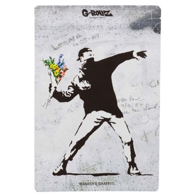 Placa decorativa com graffiti de Banksy de homem lançando flores