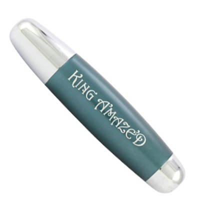 Caneta verde com tampa prateada e texto KING AMAZED
