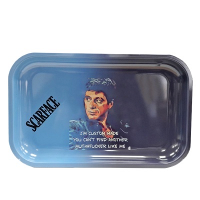 Tabuleiro metálico azul com imagem e texto do filme Scarface