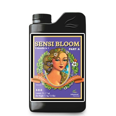 Frasco preto com rótulo roxo do produto Sensi Bloom Part A com imagem de mulher e texto informativo