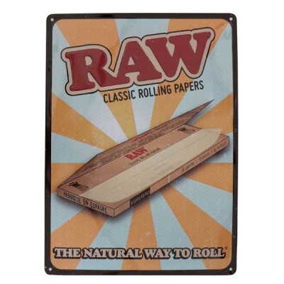 Placa metálica vintage com caixa de papel para enrolar RAW Classic Rolling Papers sobre fundo azul e laranja