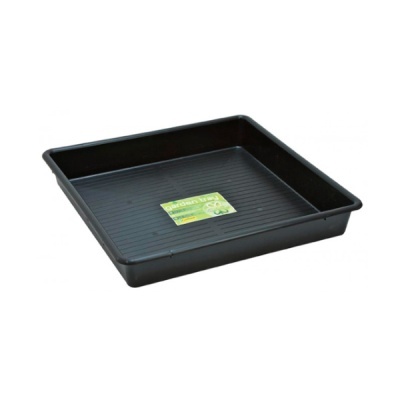 Tabuleiro quadrado preto para jardinagem com etiqueta verde