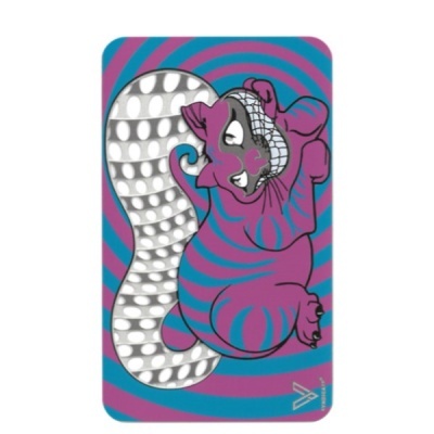 Objeto rectangular com padrão azul e roxo e ilustração de animal estilizado roxo com riscas azuis e cauda cinzenta com pontos brancos