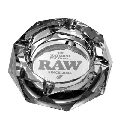 Cinzeiro em vidro transparente com texto RAW no centro