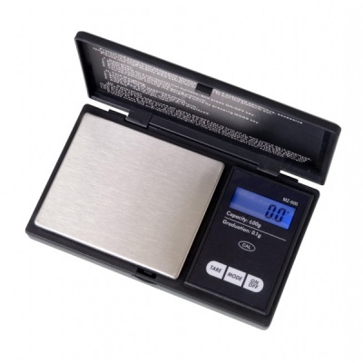 Balança digital de bolso preta com prato em aço inox e ecrã digital azul