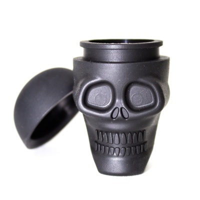 Case preto mate em forma de caveira com tampa arredondada à esquerda