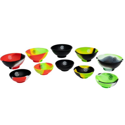 dez tigelas plásticas coloridas com logótipo branco CC