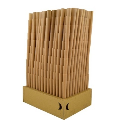 Palhinhas de papel castanho claro em base de cartão castanho