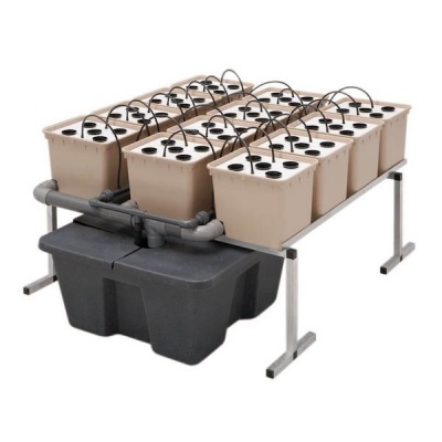 Sistema hidropónico com 12 cubos bege, tampas brancas e tubo preto sobre suporte metálico com reservatório preto