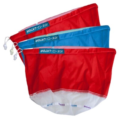 Três sacos para gelo ICE-D-LATOR em vermelho e azul com branco e cordão de fecho