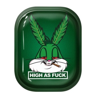 Tabuleiro metálico verde com desenho de coelho e texto HIGH AS FUCK