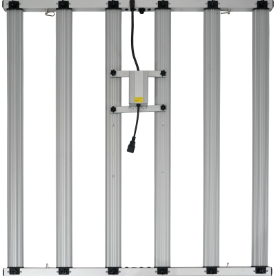 Estrutura metálica retangular com barras verticais e cabo preto pendurado