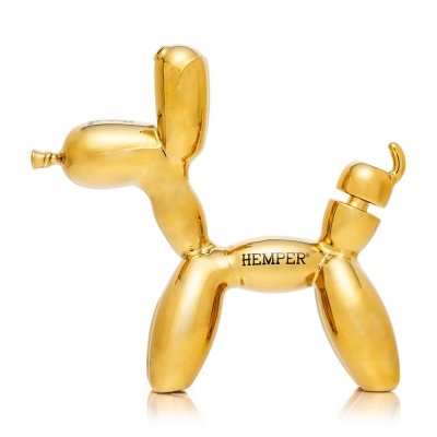 Objeto dourado em forma de balão de cão com texto HEMPER