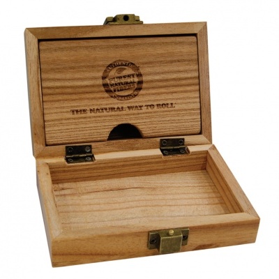 Caixa de madeira aberta com gravação no interior.