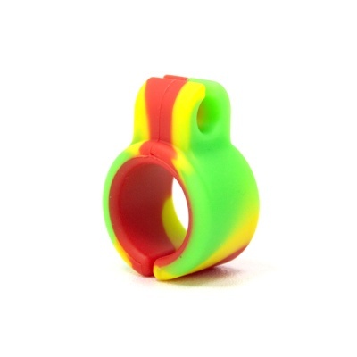 Anel de silicone colorido verde, vermelho e amarelo com orifício, em fundo branco
