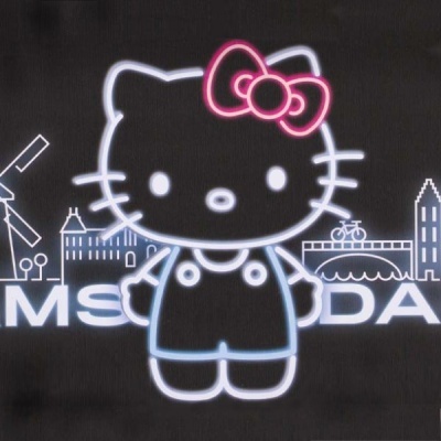 Desenho de neon da Hello Kitty com laço rosa e roupa azul
