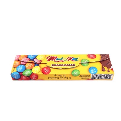 Embalagem amarela de choco balls Monkey King com bolas coloridas e texto