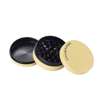 Triturador de ervas amarelo e preto com tampa rotulada