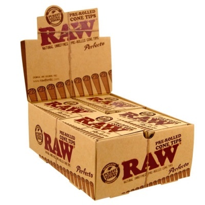 Caixa de cartão castanho com embalagens vermelhas de RAW Pre-Rolled Cone Tips