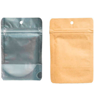 Duas embalagens tipo saco ziplock, uma prateada translúcida e outra de papel castanho.
