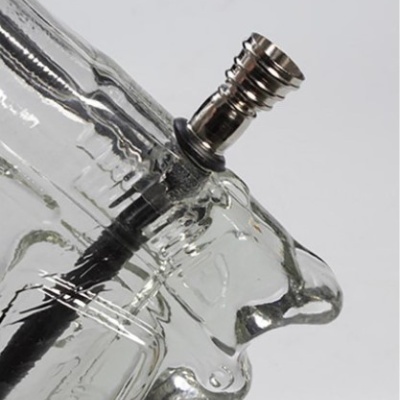 Frasco de vidro transparente com pino metálico prateado