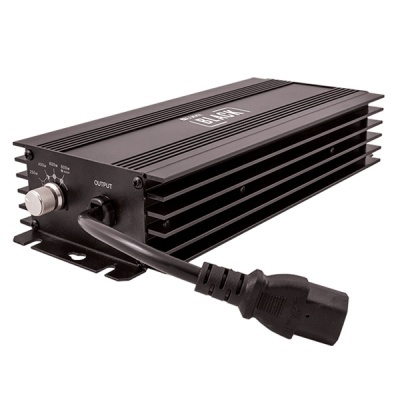 Amplificador preto metálico com cabo e dissipador de calor