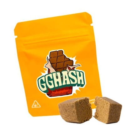Saco amarelo com chocolate GGHASH e blocos castanhos