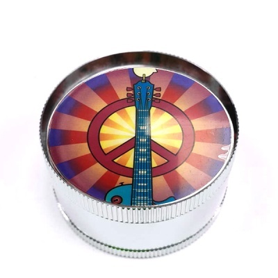 Triturador metálico com desenho colorido no topo de guitarra e símbolo da paz