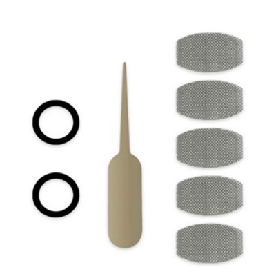 Kit com filtros metálicos, ferramenta bege e juntas pretas