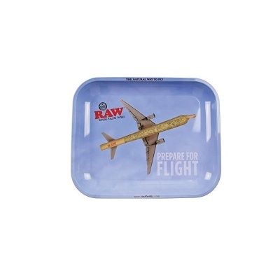 Tabuleiro azul com avião feito de cigarro e texto promocional