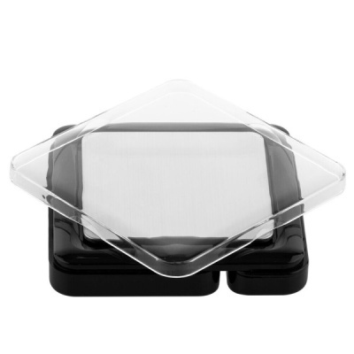 Embalagem plástica quadrada com tampa transparente e base preta
