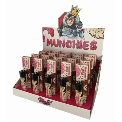 Expositor branco e vermelho com isqueiros decorados com padrão de donuts e texto MUNCHIES