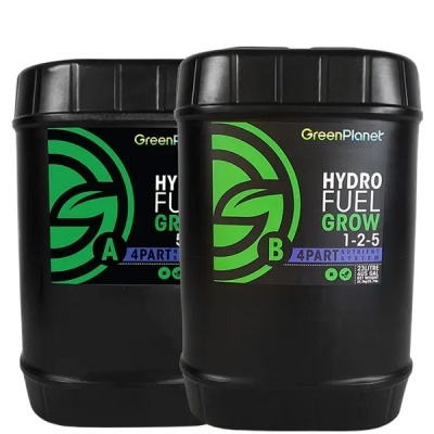 Dois recipientes grandes pretos com etiquetas verdes e pretas da marca GreenPlanet Hydro Fuel Grow.