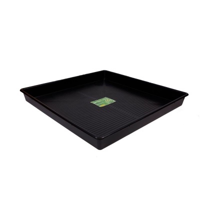 Tabuleiro preto quadrado de plástico com etiqueta verde