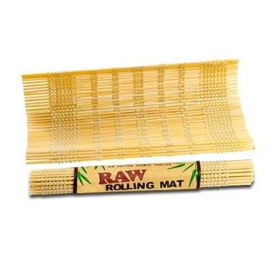 Tapete de enrolar RAW em bambu natural com etiqueta branca e escrita RAW ROLLING MAT