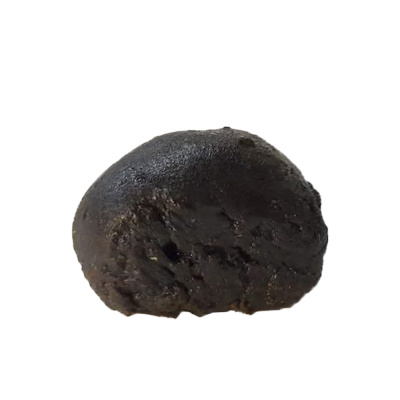 Pedra ou mineral preto com textura irregular