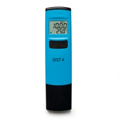 Medidor digital portátil azul e preto Hanna DiST 4 com ecrã a mostrar valores e botões