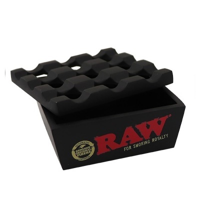 Cinzeiro negro para charutos com logo RAW e selo dourado
