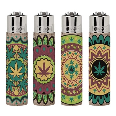 Conjunto de quatro isqueiros Clipper com folhas de cannabis em padrões coloridos