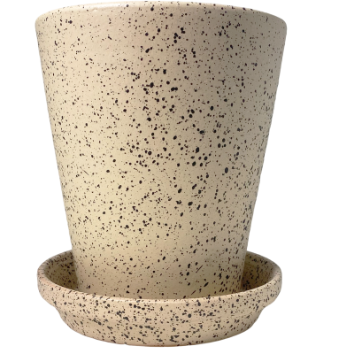 Vaso de cerâmica bege com manchas pretas e prato de base
