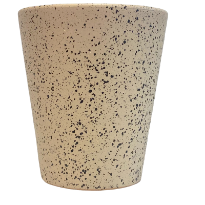 Vaso de cerâmica bege com pintas pretas e acabamento rugoso