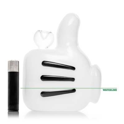Piteira de vidro branco em forma de mão a fazer sinal de positivo com linhas pretas e isqueiro preto ao lado