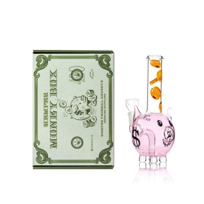 Bong em forma de porco rosa ao lado de caixa verde TEMPER MONEY BOX.